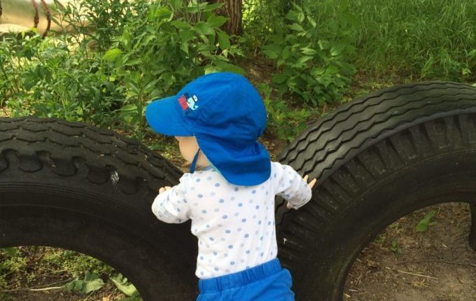 Der Bebü-Spielplatz - Baby schaut nach links