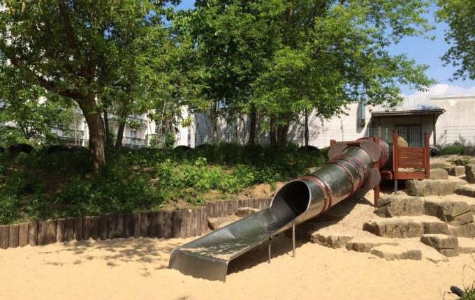 Der Bebü-Spielplatz - große Rutsche