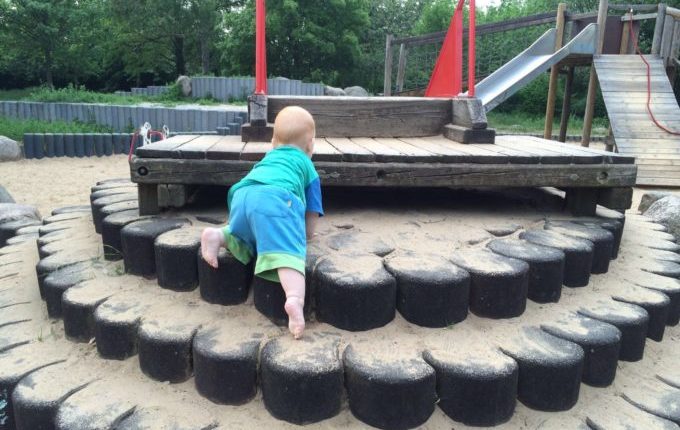 Spielplatz - Kind klettert Treppe hoch