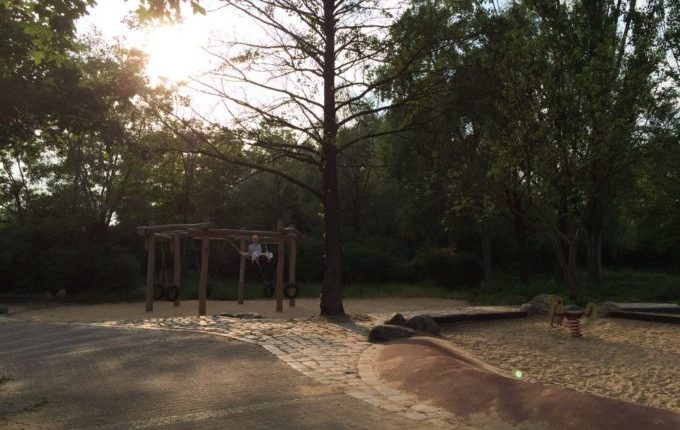 Spielplatz - Vater schaukelt