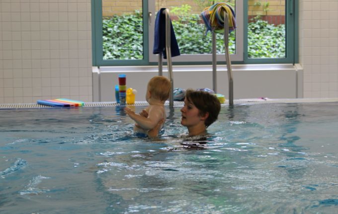 Babyschwimmen - 5. Tag - Mutter und Kind schwimmen durchs Wasser