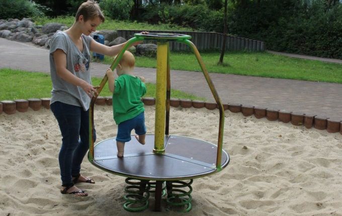 Spielplatz in der Forster Straße - Kind läuft auf Springkarussell