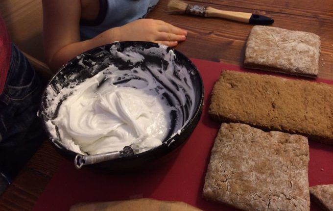 Lebkuchenhaus mit Sprungschanze - Eischnee