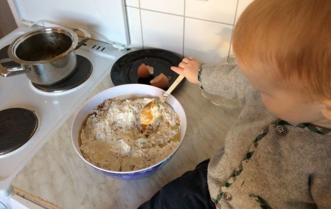 Lebkuchenhaus mit Sprungschanze - Kind rührt Teig