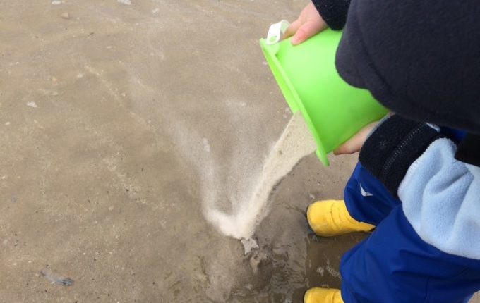 12 von 12 - März 2017 - Kind spielt mit Sand am Strand