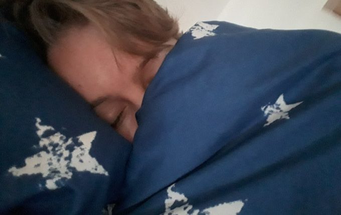 12 von 12 - Juni 2017 - Frau kuschelt mit Bettdecke