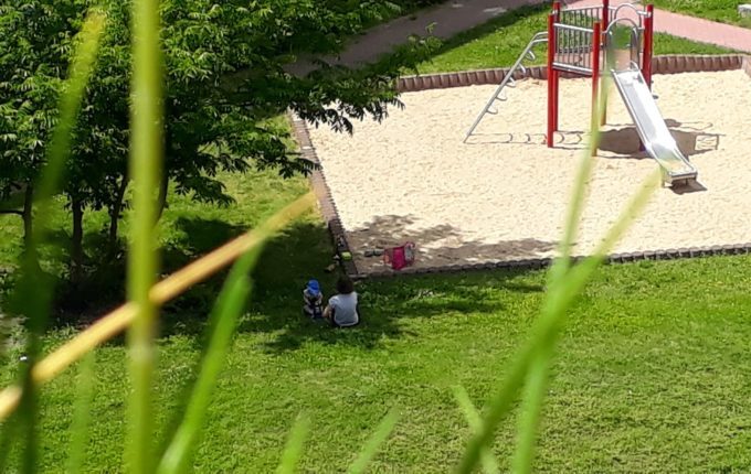 12 von 12 - Juni 2017 - Frau und Kind spielen auf dem Spielplatz