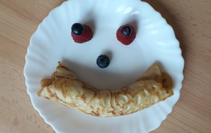 Tischmanieren der Kinder - Blogparade - Smiley aus Eierkuchen, Blaubeeren und Himbeeren