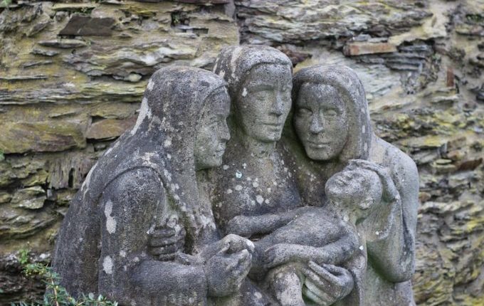 Statuen - drei Frauen kümmern sich um ein Baby